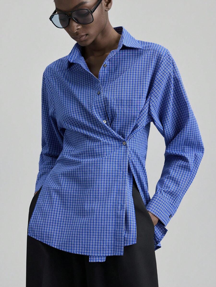 Ontre 2025 新都市时尚风格，极简舒适，格子面料，蓝色，多造型，超大版型，翻领，长袖，侧开衩，女式上衣，秋装，返校，商务休闲，通勤现代都市休闲时尚商务休闲女士办公室装低调老款风格轻松气质高端都市通勤高品质机场女装高端材质商务休闲上衣蓝色格子衬衫女装女士蓝色衬衫格子领带衬衫蓝色纽扣衬衫