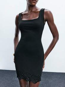 Maija 2025秋季音乐节女士方领粗肩带刺绣下摆修身黑色迷你连衣裙，适合优雅派对、婚礼嘉宾、生日、商务休闲 - 黑色 - 查看 1