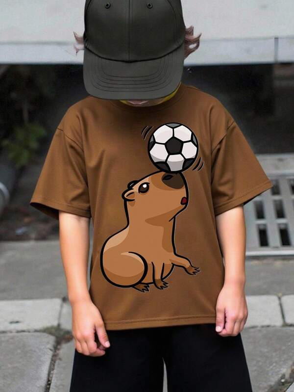 Camiseta de manga corta informal para niño preadolescente con estampado de fútbol y capibara, a juego con hermanos (se vende por separado) Camiseta de capibara, camiseta de fútbol de capibara, camiseta de capibara para niños, camiseta marrón de niños, camiseta de fútbol para niños
