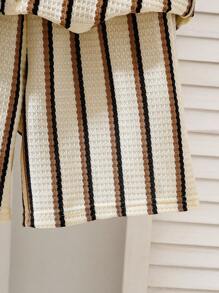 SHEIN Mirajuku 3件套青少年男童针织纹理竖条纹短袖衬衫和配套休闲短裤套装，混纺面料，亲肤透气。衬衫采用多色竖条纹设计，小领短袖；短裤配有松紧腰带。整体风格休闲，适合日常穿着、幼儿园、海滩旅行等。可作为套装穿着，也可单独穿着，打造阳光活力的童装，非常适合返校季。 - 彩色 - 查看 7