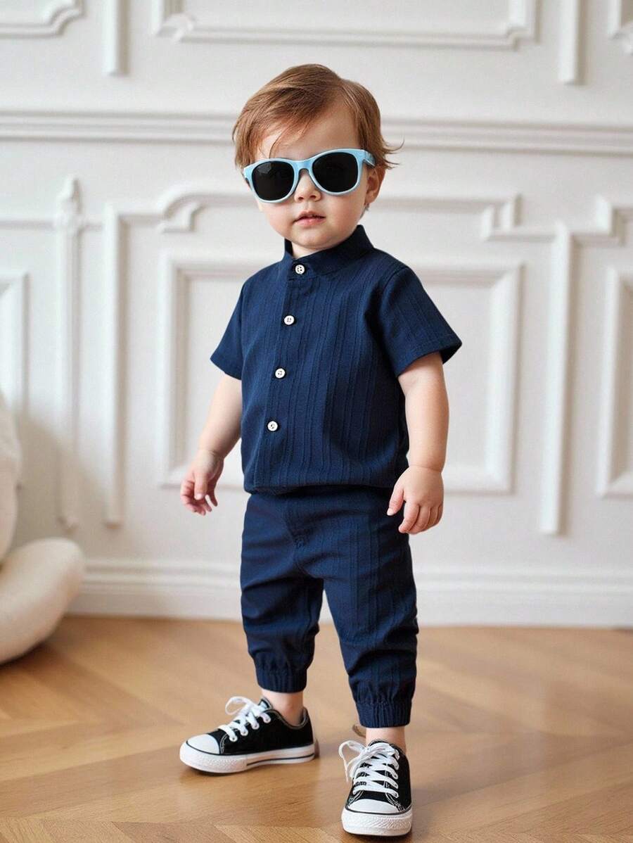 Souflis Souflis 男婴两件套清新蓝格子套装，春夏必备！前开襟短袖上衣，展现时尚造型，搭配同色系短裤，打造和谐统一的穿搭。简约的图案彰显简约时尚的风格。户外玩乐，散发阳光活力；居家休闲，舒适惬意；运动时，灵活自如；派对场合，展现迷人绅士风度。 - 寶藍色 - 查看 1