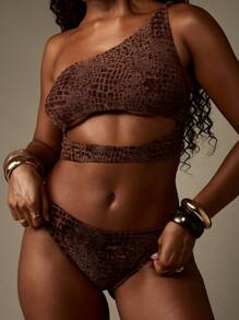 MISSGUIDED Maillot de bain une pièce Monokini avec imprimé animal et découpes. Tenue de vacances et de plage de luxe pour les stations balnéaires. Tissu texturé pour la baignade estivale des femmes.