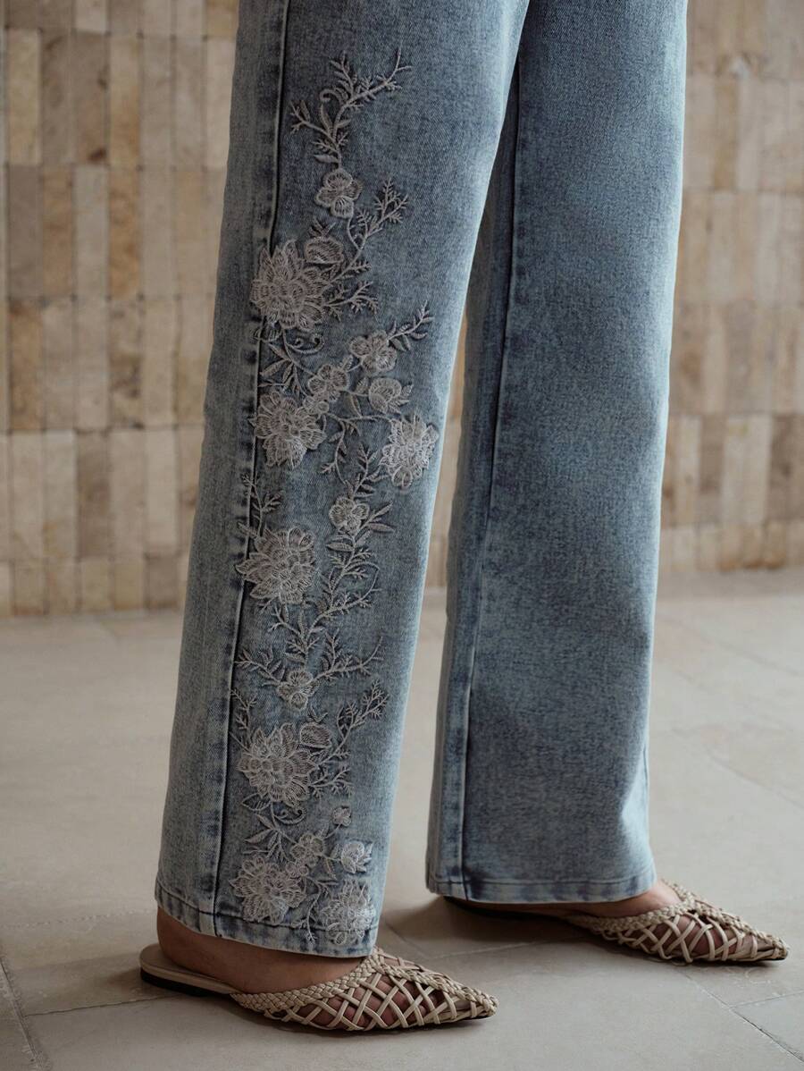 MOTF PREMIUM EMBROIDERY FLORAL PATTERN SLANT POCKET JEANS - Blue - View 1