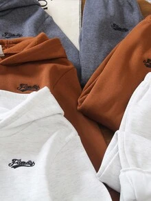 SHEIN Genkimix Kids 男童休闲百搭字母刺绣落肩宽松长袖连帽衫和柔软休闲裤边套装。该套装设计简约时尚，带兜帽保护耳朵，宽松版型穿着舒适。柔软亲肤的面料为宝宝提供健康呵护，适合日常穿着、玩耍、聚会、上学以及冬季返校季穿着。 - 彩色 - 查看 5
