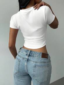 Tseoso 95% Cotone Maglietta casual minimalista da donna con scollo a V arricciato e toppe ricamata - Stile "Old Money" estivo per uso quotidiano, uscite, scuola, sport, palestra e occasioni formali - Bianco - Visualizzare 3