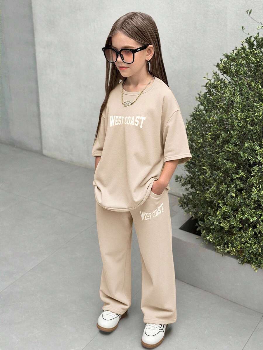 SHEIN Nova Glow 2 件套青少年女孩套装：休闲字母印花宽松圆领 T 恤 + 印花裤 - 卡其色 - 查看 1