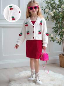 SHEIN Playful Pals 女童白色长袖短款外套，饰有樱桃图案，搭配酒红色吊带连衣裙，舒适柔软两件套，适合秋冬季节穿着。 - 白色 - 查看 3