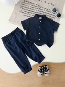 Souflis Souflis 男婴两件套清新蓝格子套装，春夏必备！前开襟短袖上衣，展现时尚造型，搭配同色系短裤，打造和谐统一的穿搭。简约的图案彰显简约时尚的风格。户外玩乐，散发阳光活力；居家休闲，舒适惬意；运动时，灵活自如；派对场合，展现迷人绅士风度。 - 寶藍色 - 查看 3