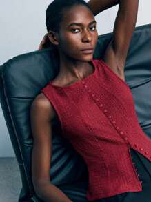 Maija 2025 Gilet sans manches pour femmes en tricot texturé de couleur café, style classique de ville moderne. Convient pour les fêtes du début de l'automne et la rentrée scolaire. Hauts bordeaux, rouges foncés, rouges vin, corsets pour femmes, tops marron. Automne pour femmes, hiver pour femmes, soirée, sortie, hauts pour femmes, soirée, rendez-vous, style old money