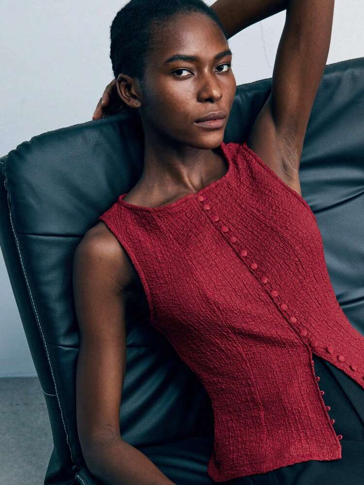 SHEIN Maija 2025 Top de cardigan sans manches pour femmes en tricot texturé de couleur café, style classique de ville moderne. Convient pour les fêtes du début de l'automne et la rentrée scolaire. Hauts corset pour femmes en bordeaux, rouge foncé, rouge vin. Hauts pour femmes en automne et hiver, pour les sorties de nuit, les rendez-vous, le style "Old Money".