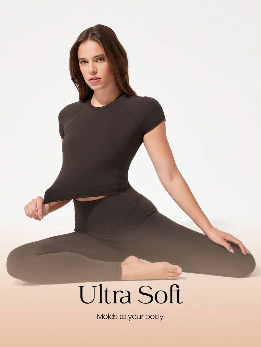 GLOWMODE Glow Era 柔软弹力圆领修身短款短袖运动圆领 T 恤低冲击瑜伽普拉提健身房工作室日常休闲装 - 巧克力棕 - 查看 1