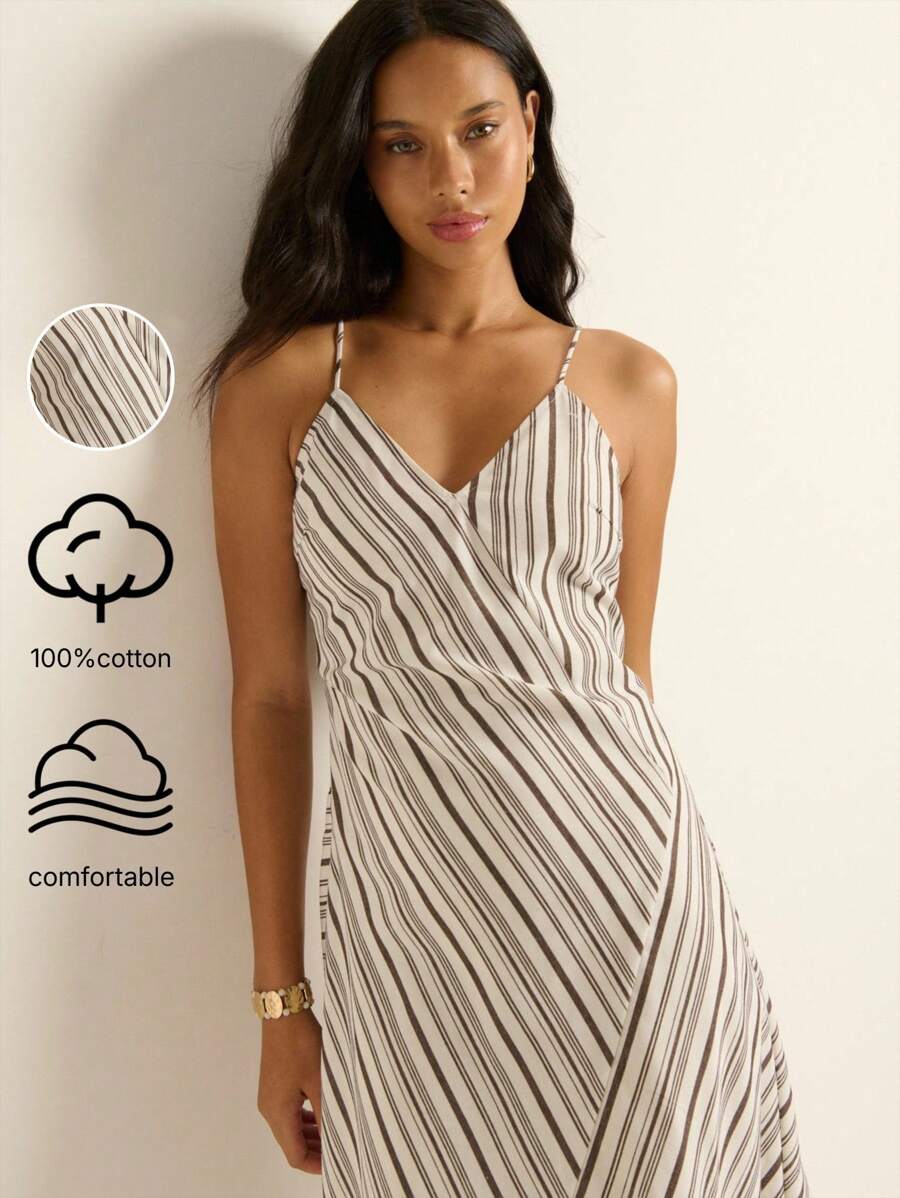 Nöista 这款白色带黑色条纹的连衣裙采用深 V 领口、银色肩带装饰和不对称下摆设计，将复古魅力与现代街头服饰完美融合，非常适合秋季、冬季、复古风、返校季以及冬季、冬装、Y2K 风格。 - 白色 - 查看 1