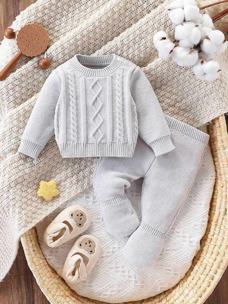 SHEIN 休闲基础款针织毛衣裤套装,女婴针织套装,冬季婴儿服装,婴儿针织套装,中性婴儿服装,女婴毛衣。这款女婴(女孩)毛衣套装时尚、可爱且百搭。它包括一件浅灰色连体毛衣、一条裤子、一件针织毛衣、一件露肩上衣、一条羊毛连体裤和一套肩部纽扣两件式长袖套装。 - 淺灰色 - 查看 1