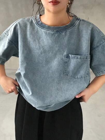 Dazy Plus Áo thun denim cổ tròn màu xanh nhạt cỡ lớn có túi và trang trí viền khóa kéo