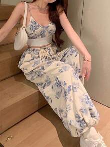 SHEIN PETITE مجموعة من قطعتين: كامي مطبوع قصير وقميص محصور العلوي مع بنطال ذو خصر مرتفع وساق واسعة