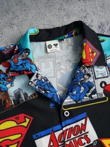 SUPERMAN X SHEIN Camisa de manga corta con botones en la parte delantera, con estampado de letras y dibujos animados para hombres
