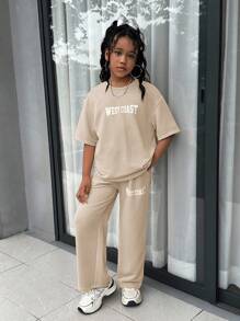 SHEIN Nova Glow 2 件套青少年女孩套装：休闲字母印花宽松圆领 T 恤 + 印花裤 - 卡其色 - 查看 6