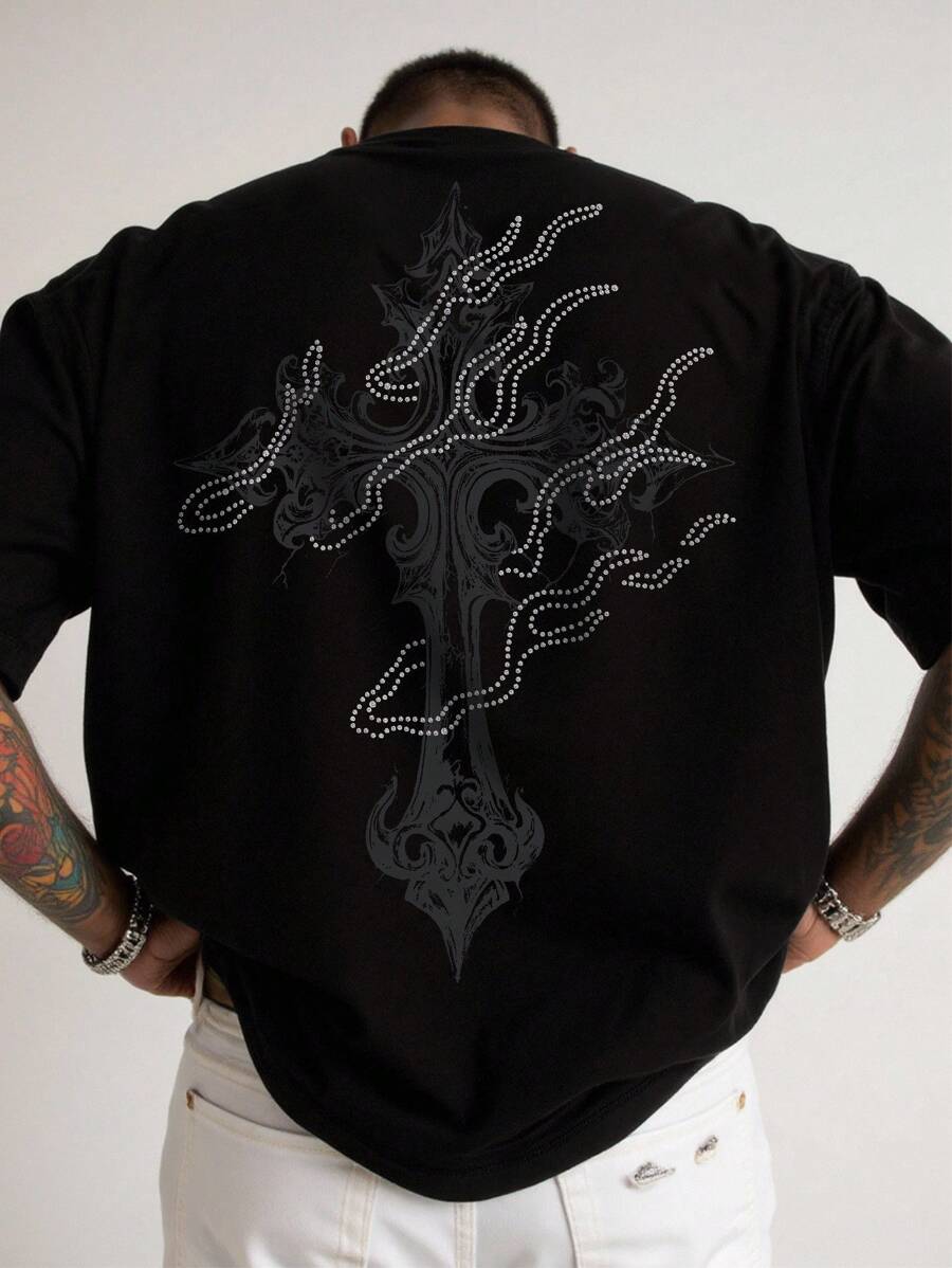 Manfinity EMRG 时尚酷炫！这款男士街头风黑色T恤采用独特的十字设计，背面饰有火焰状水钻元素，吸睛又时尚。正面饰有“ALL IS GOOD TIME”字样，并以水钻点缀，更添奢华质感。舒适的面料和百搭的版型，让您轻松引领街头时尚。这款T恤也是送给男朋友或老公的绝佳礼物。 - 黑色 - 查看 1