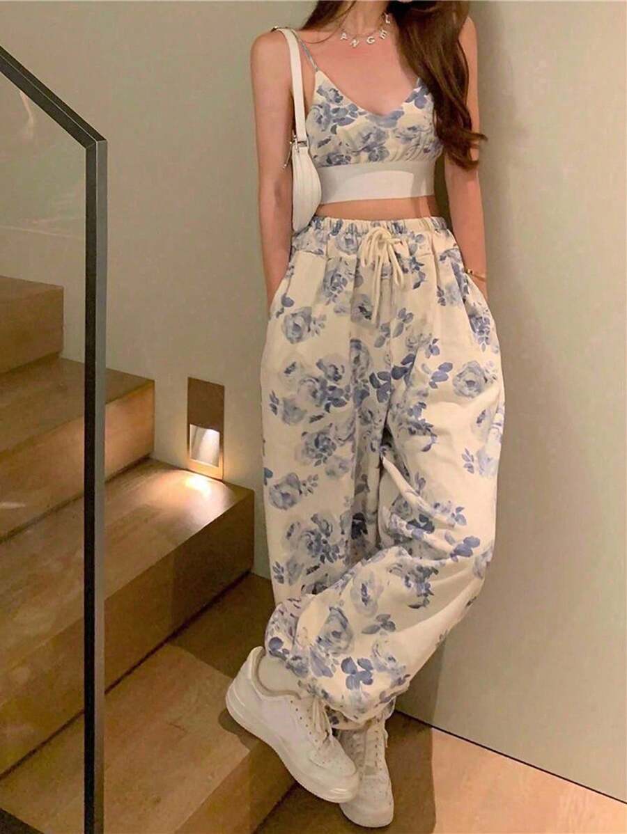 SHEIN PETITE مجموعة من قطعتين: كامي مطبوع قصير وقميص محصور العلوي مع بنطال ذو خصر مرتفع وساق واسعة
