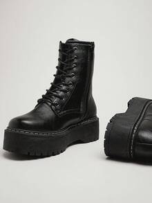 SHUZIA #OOTDStyle 女式厚底凸纹侧拉链系带优质油面 PU 黑色战斗踝靴 - 耐用、防滑、舒适贴合、时尚设计，适合日常穿着 - 黑色 - 查看 6