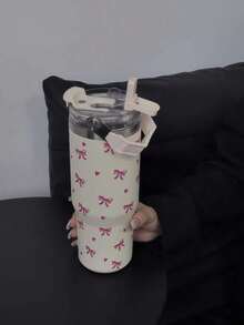 1 قطعة كوب عازل للحرارة والبرودة سعة 900 مل/33.44 أونصة بتصميم قلب وفيونكة، زجاجة مياه كبيرة السعة مع مقبض وقش، غطاء للشرب من الجانبين، للسفر والخارج والرياضة والمدرسة، هدية عيد - متعدد الألوان - مشاهدة 4