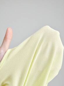 Ontre Top tipo tank de mujer con cuello redondo amarillo crema, corte geométrico, nueva para el verano 2025, elegante y romántica, versátil, de negocios y casual, adecuada para playa, boda, festival de música country, brunch, outfit para aeropuerto, top básico de hombros descubiertos de los 90