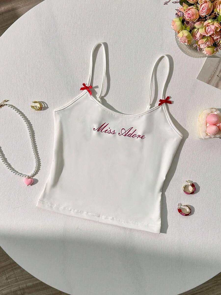 SHEIN MOD Regata Slim Fit com Laço e Estampa de Letra Fashionable para Mulheres da Coquette - Branco - Visão 1