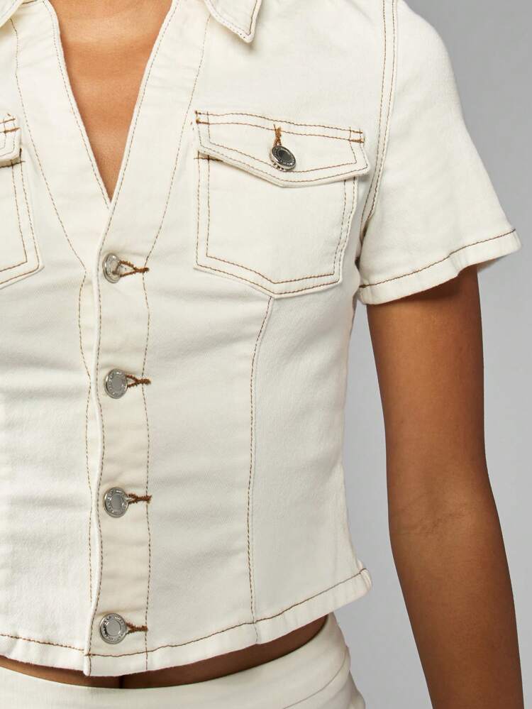 MISSGUIDED Chemise courte boutonnée en jean avec coutures contrastées