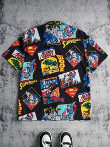 SUPERMAN X SHEIN Camisa de manga corta con botones en la parte delantera, con estampado de letras y dibujos animados para hombres