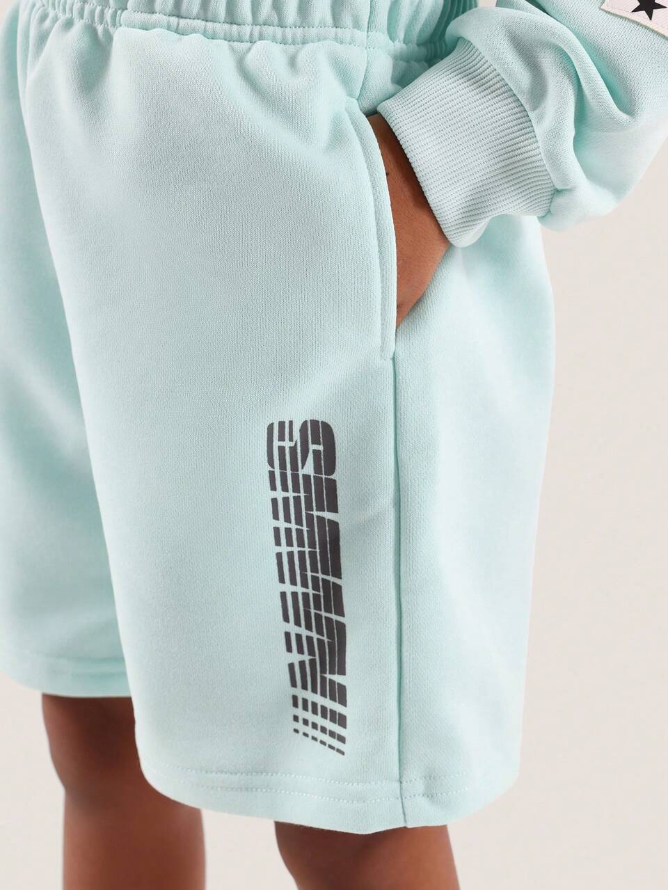 Felpa con cappuccio e pantaloncini coordinati con stampa grafica