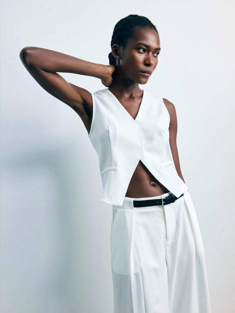 SHEIN Maija 2025年 ミニマリスト Vネック 隠しボタン装飾ポケット ノースリーブトップ、初秋の白エレガントノースリーブトップ、秋冬、外出用トップス、ナイトアウト、デートナイト、ビジネスカジュアル、オールドマネースタイル向け