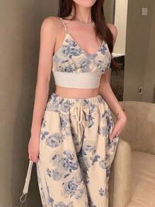 SHEIN PETITE مجموعة من قطعتين: كامي مطبوع قصير وقميص محصور العلوي مع بنطال ذو خصر مرتفع وساق واسعة