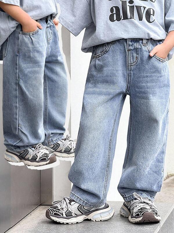 Pantalones de mezclilla azul claro de ajuste holgado para niño