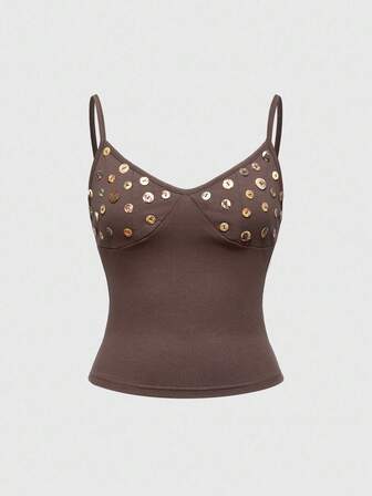 Elegante camiseta ajustada con cintura ceñida y decoración de botones con conchas tropicales