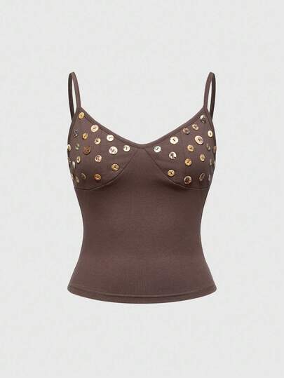 Elegante camiseta ajustada con cintura ceñida y decoración de botones con conchas tropicales