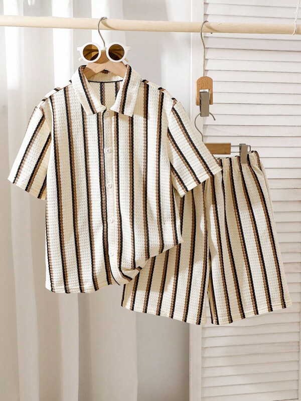 SHEIN Genkimix Kids Conjunto de 3 peças de camisa de manga curta listrada vertical texturizada para meninos pré-adolescentes e shorts casuais combinando, tecido misto, suave para a pele e respirável. A camisa apresenta um design de listras verticais multicoloridas com gola pequena e mangas curtas; o short tem cós elástico. O estilo geral é casual e adequado para uso diário, jardim de infância, passeios à praia, etc. Pode ser usado como um conjunto ou separadamente para criar um look infantil alegre e cheio de energia, perfeito para a volta às aulas.