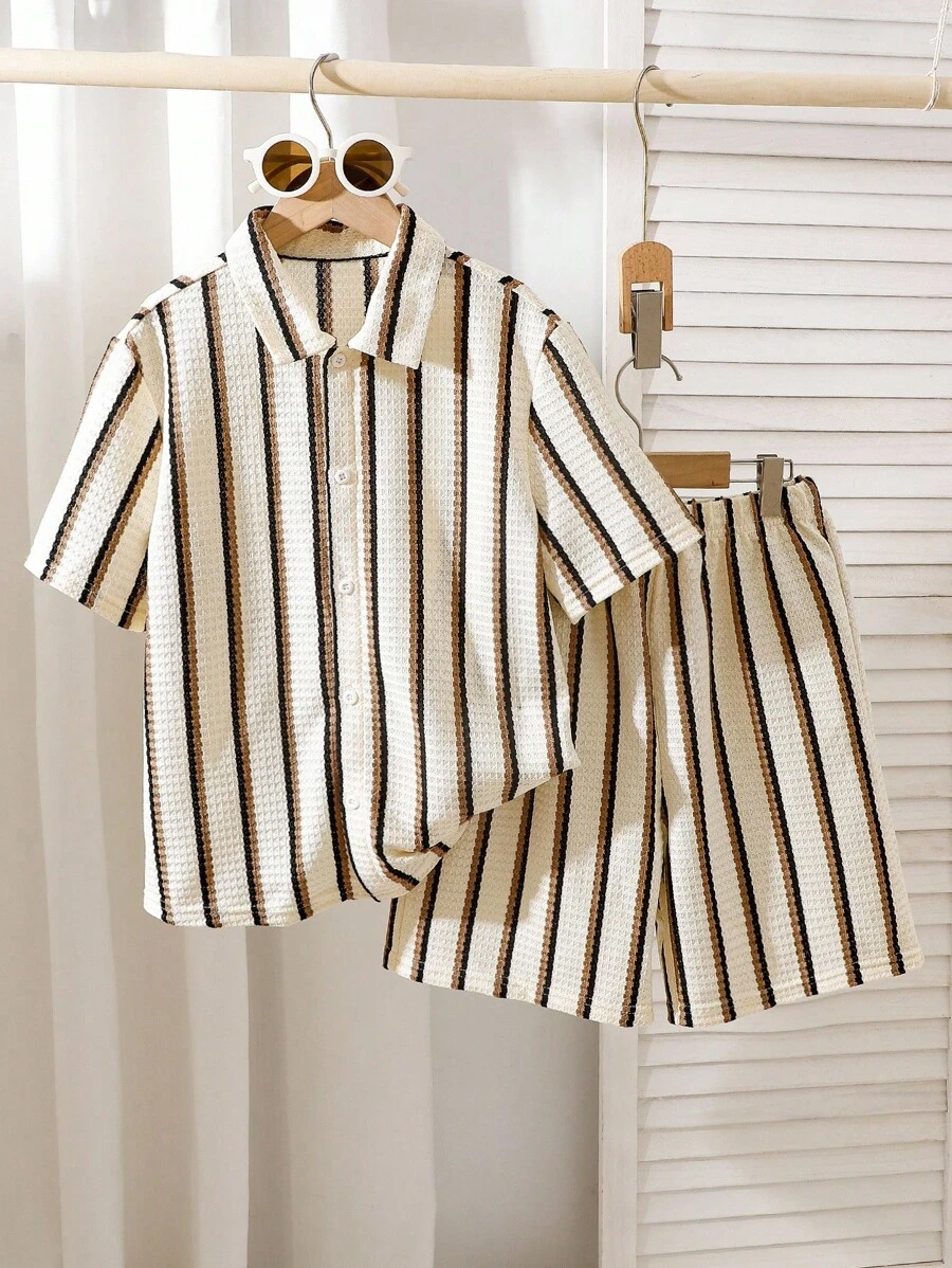 SHEIN Mirajuku 3件套青少年男童针织纹理竖条纹短袖衬衫和配套休闲短裤套装，混纺面料，亲肤透气。衬衫采用多色竖条纹设计，小领短袖；短裤配有松紧腰带。整体风格休闲，适合日常穿着、幼儿园、海滩旅行等。可作为套装穿着，也可单独穿着，打造阳光活力的童装，非常适合返校季。 - 彩色 - 查看 1