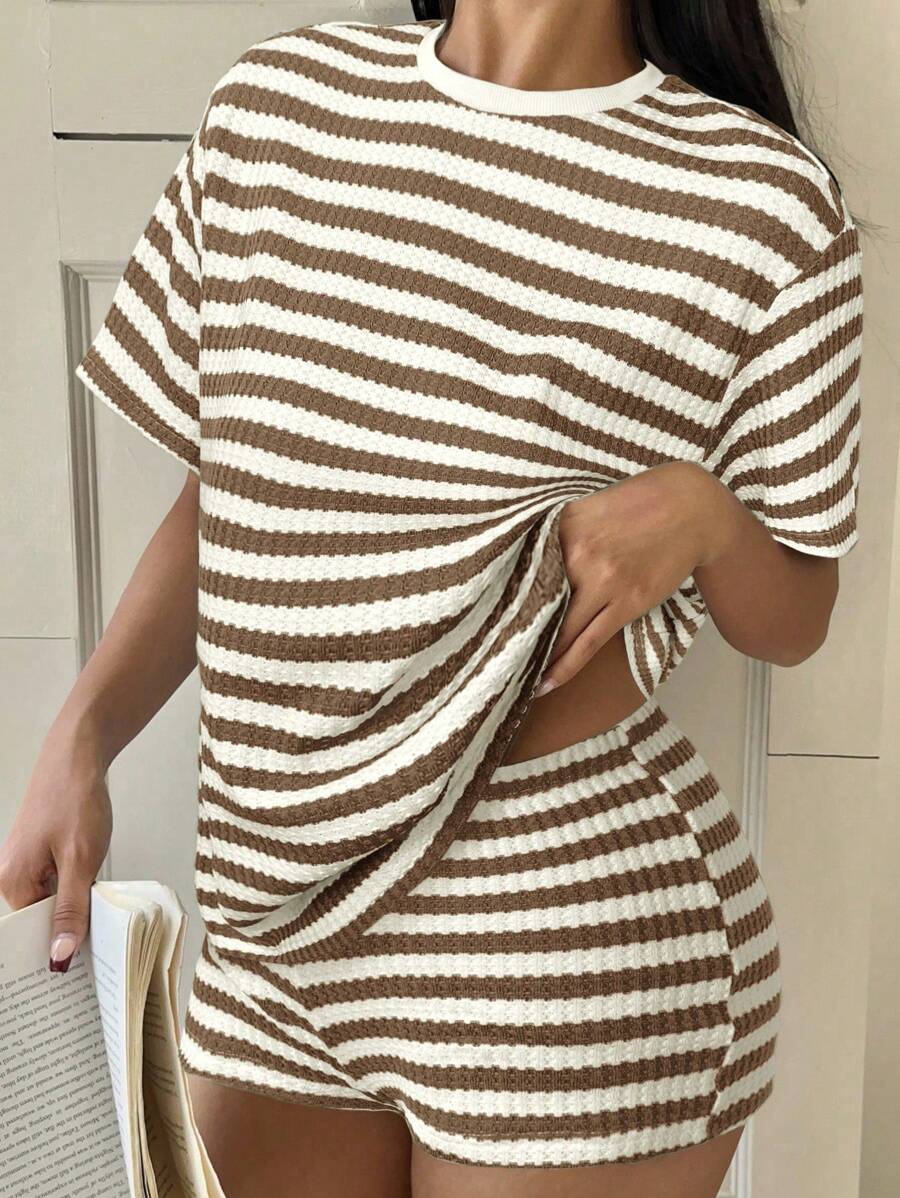SHEIN EZwear 女士夏季条纹圆领短袖T恤和短裤宽松休闲两件套 - 卡其色 - 查看 1