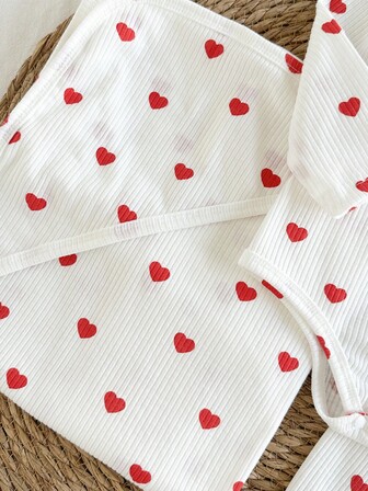 4 st. nyfödda mjuka och bekväma vita texturerade tyger söta röda hjärtmönster långärmade sparkdräkter, byxor, pannband och filtset, babykläder