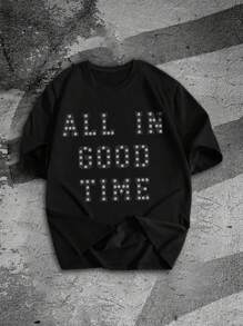 Manfinity EMRG 时尚酷炫！这款男士街头风黑色T恤采用独特的十字设计，背面饰有火焰状水钻元素，吸睛又时尚。正面饰有“ALL IS GOOD TIME”字样，并以水钻点缀，更添奢华质感。舒适的面料和百搭的版型，让您轻松引领街头时尚。这款T恤也是送给男朋友或老公的绝佳礼物。 - 黑色 - 查看 4