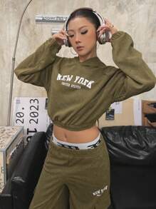 SHEIN Explorewe 2 件套 Streetcool 休闲少女春秋英伦印花连帽短款运动衫和侧袋工装裤，适合日常穿着和运动 - 軍綠色 - 查看 3