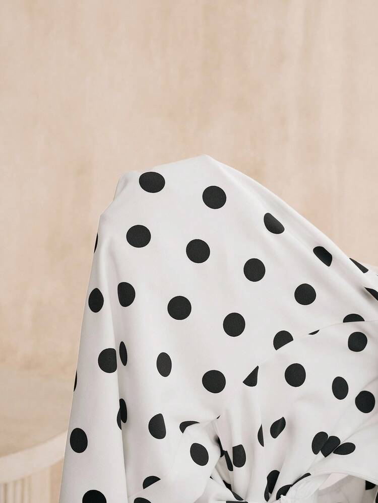 Mono de verano para mujer con volantes, hombros descubiertos y cintura ceñida con estampado de lunares