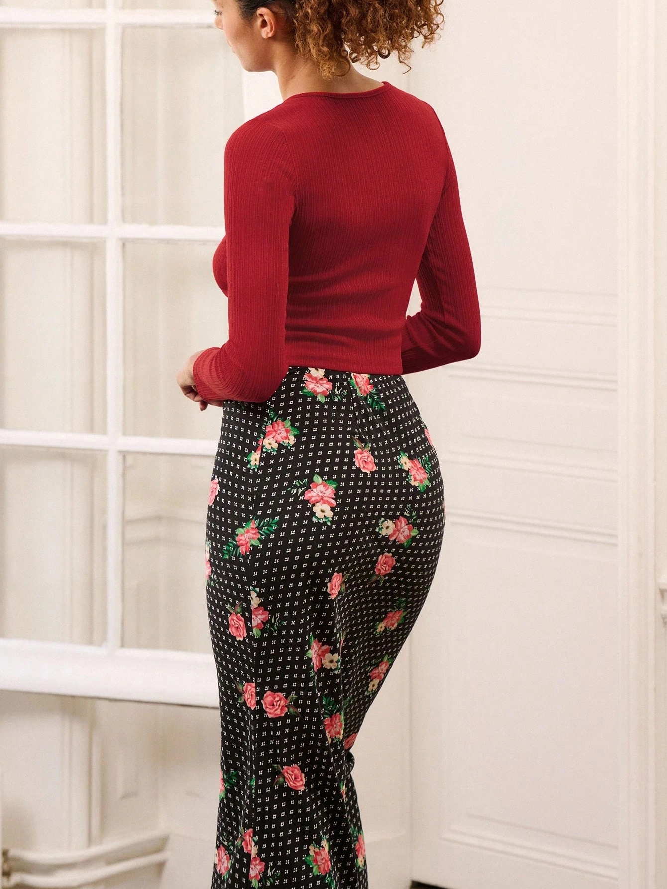 Top à manches longues ajusté rouge avec mini nœuds en satin rose et détail d'ouverture sur la poitrine. Vêtements d'automne pour femmes, retour à l'école, automne-hiver