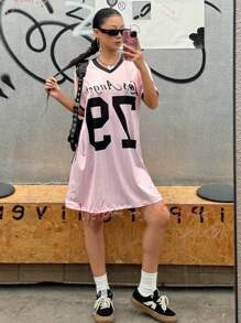 SHEIN Explorewe Streecool KIDS Frühling/Sommer rosa gestreiftes lässiges Mode bequemes süßes lebendiges College-Stil gestreiftes Nummer-Muster Farbblock T-Shirt Kleid, sportlich energiegeladenes Cheerleader Kleid - Pink - Übersicht 3
