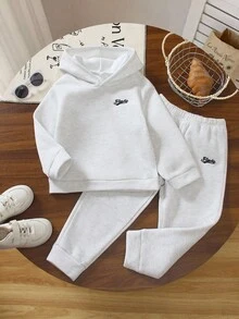 SHEIN Genkimix Kids 男童休闲百搭字母刺绣落肩宽松长袖连帽衫和柔软休闲裤边套装。该套装设计简约时尚，带兜帽保护耳朵，宽松版型穿着舒适。柔软亲肤的面料为宝宝提供健康呵护，适合日常穿着、玩耍、聚会、上学以及冬季返校季穿着。 - 彩色 - 查看 6