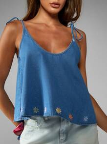 MISSGUIDED 夏季节日刺绣牛仔背心休闲无袖吊带背心波西米亚风花卉 Y2K 时尚轻洗秋千女式牛仔上衣 - 藍色 - 查看 1