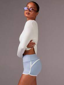 Athîral Pantalones cortos de mujer con diseño de dobladillo para fitness y actividades casuales