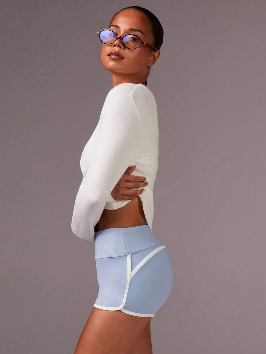 Athîral Pantalones cortos de mujer con diseño de dobladillo para fitness y actividades casuales