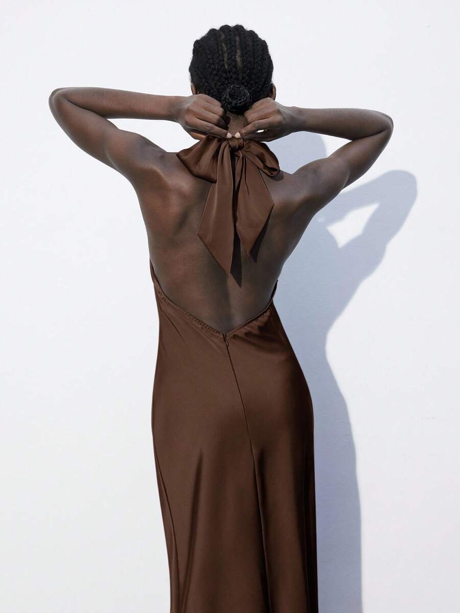 Maija 女士棕色四季百搭现代都市时尚设计长裙，露背领，纯色，合身，简约，休闲日常穿着 - 棕色 - 查看 1