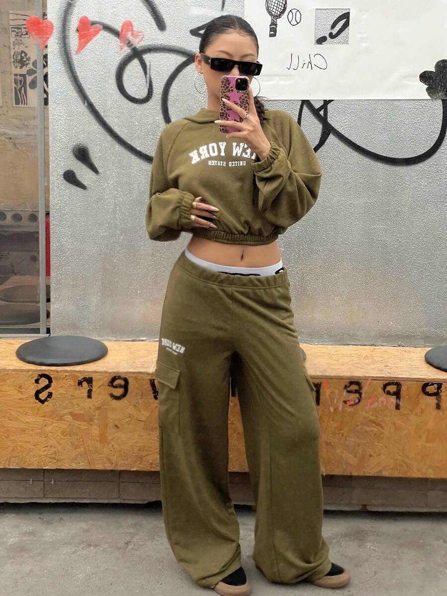 SHEIN Explorewe 2 件套 Streetcool 休闲少女春秋英伦印花连帽短款运动衫和侧袋工装裤,适合日常穿着和运动 - 軍綠色 - 查看 1
